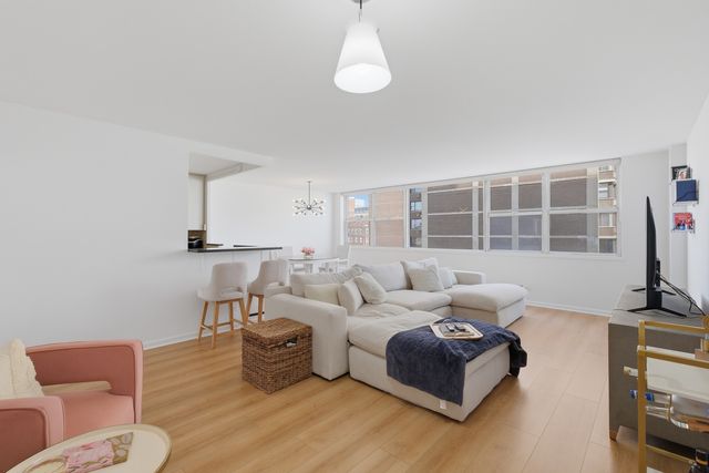 6301 N Sheridan Road W 8E, Chicago, IL 60660