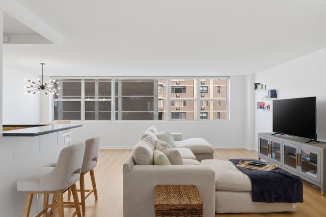 6301 N Sheridan Road W 8E, Chicago, IL 60660