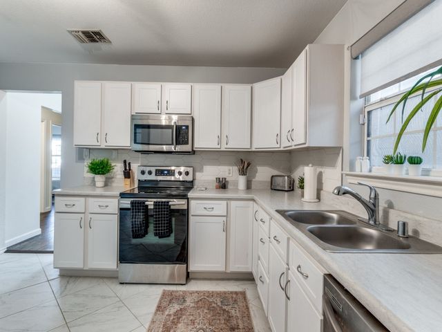 630 W Neely, Dallas, TX 75208