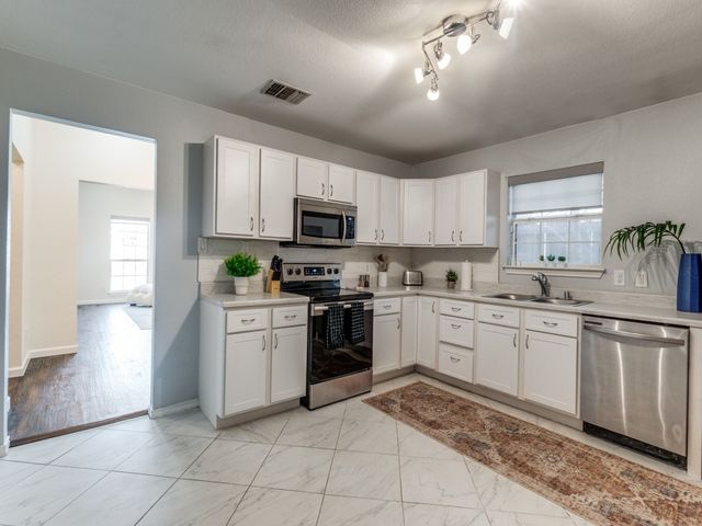 630 W Neely, Dallas, TX 75208