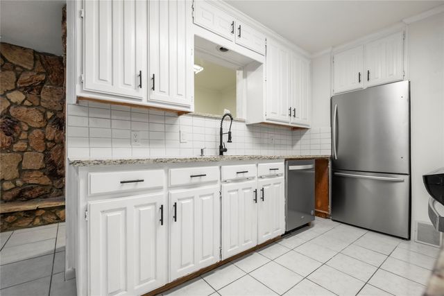 4304 Lindsay Lane, Haltom City, TX 76117