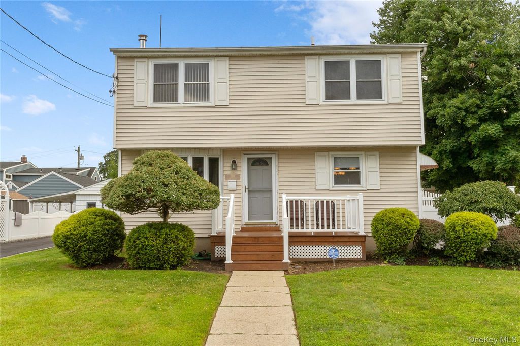 320 Aster Road, West Islip, NY 11795 — exterior
