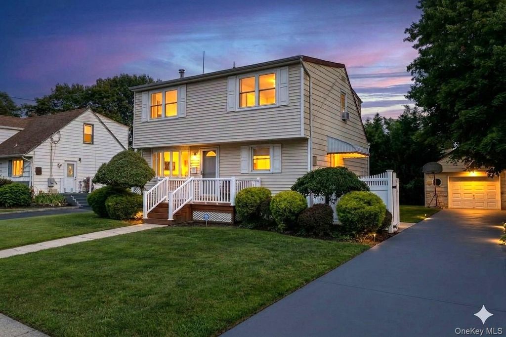 320 Aster Road, West Islip, NY 11795 — photo 3