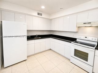 724 NE 4th St 3, Hallandale Beach, FL 33009