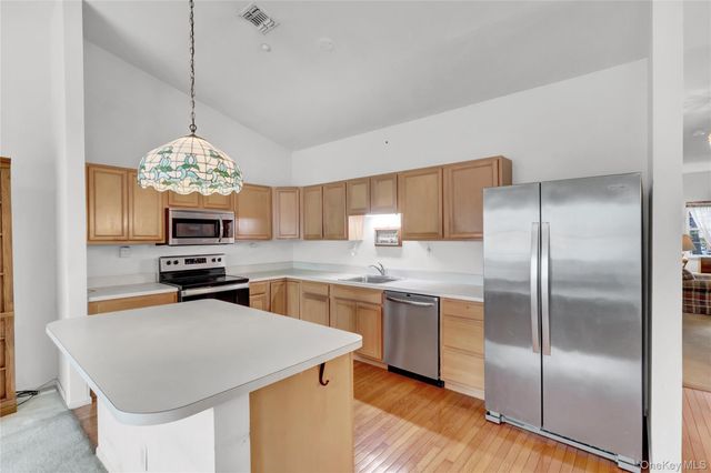 816 Narragansett Villas Drive 816, Lindenhurst, NY 11757