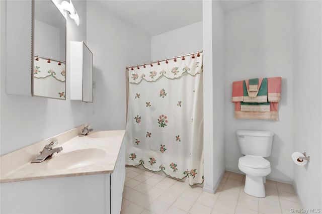 816 Narragansett Villas Drive 816, Lindenhurst, NY 11757