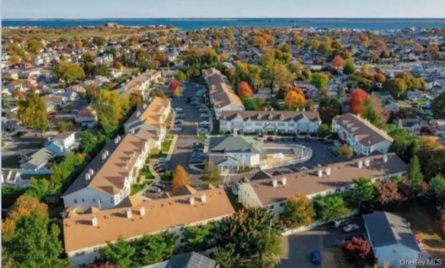 816 Narragansett Villas Drive 816, Lindenhurst, NY 11757