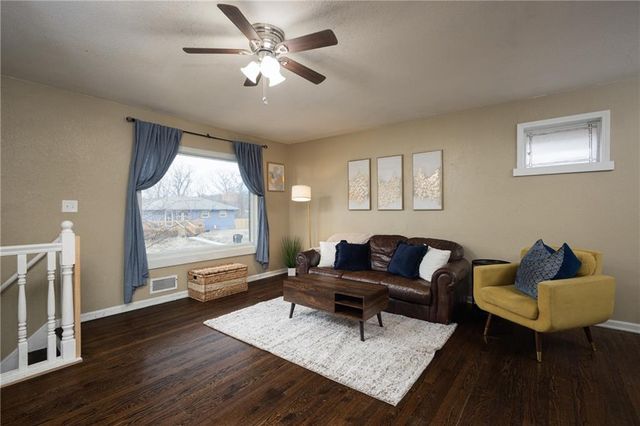 1309 S McHenry Street, Independence, MO 64057