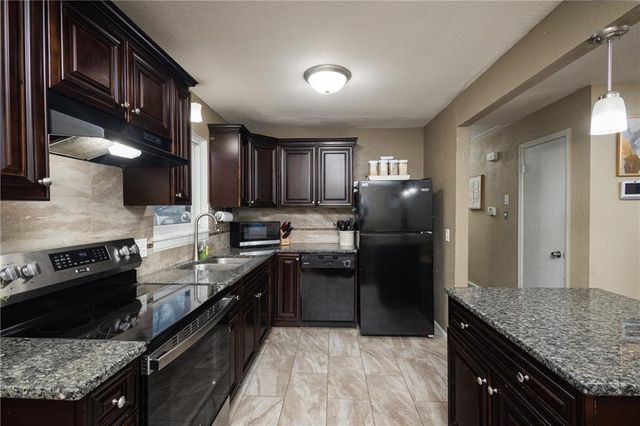 1309 S McHenry Street, Independence, MO 64057