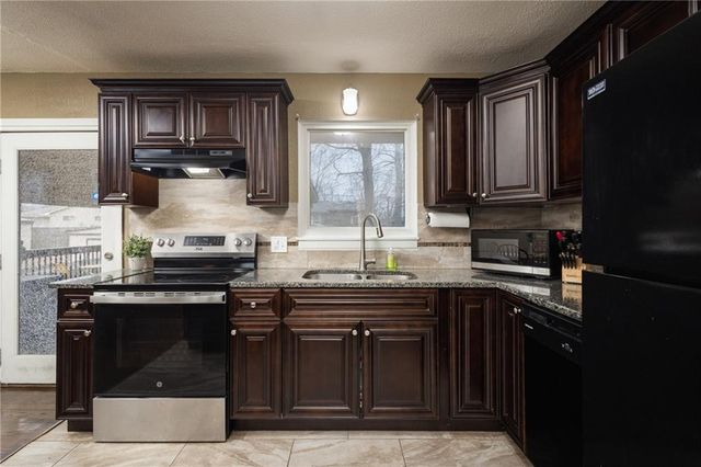 1309 S McHenry Street, Independence, MO 64057