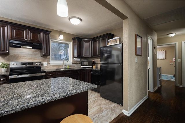 1309 S McHenry Street, Independence, MO 64057