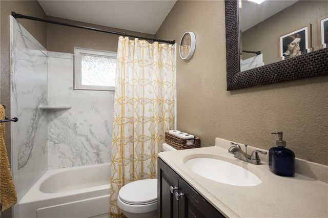 1309 S McHenry Street, Independence, MO 64057