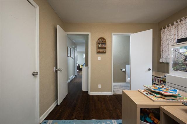 1309 S McHenry Street, Independence, MO 64057