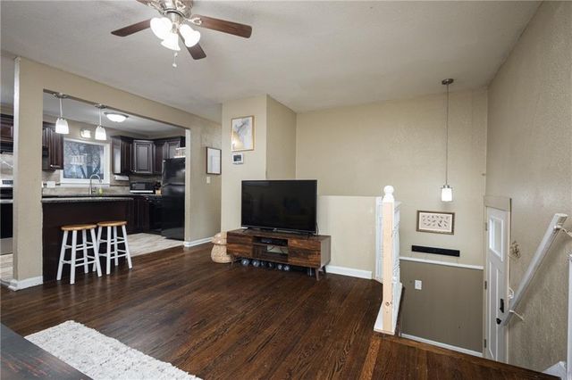 1309 S McHenry Street, Independence, MO 64057