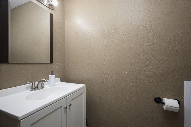 1309 S McHenry Street, Independence, MO 64057