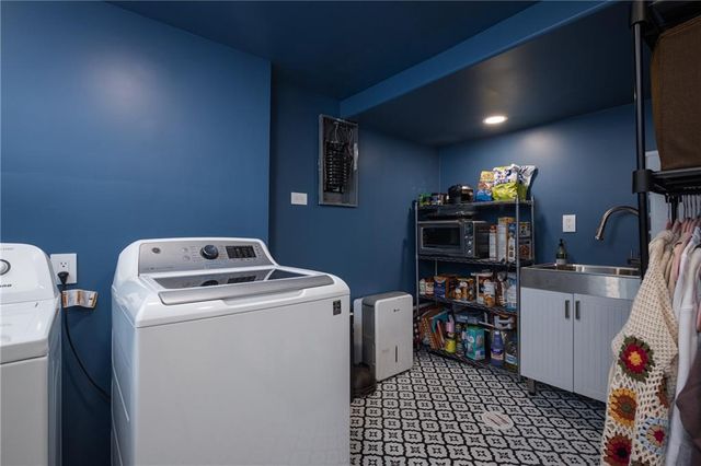 1309 S McHenry Street, Independence, MO 64057