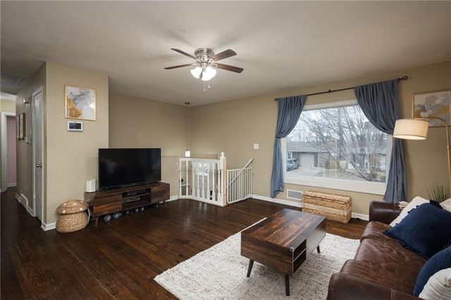 1309 S McHenry Street, Independence, MO 64057