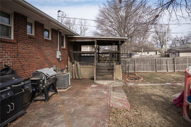 1309 S McHenry Street, Independence, MO 64057