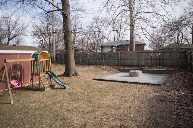 1309 S McHenry Street, Independence, MO 64057