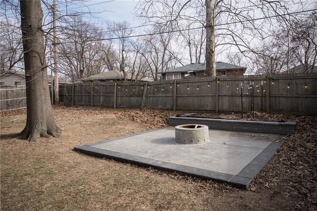 1309 S McHenry Street, Independence, MO 64057