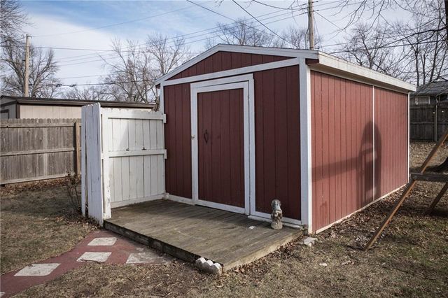 1309 S McHenry Street, Independence, MO 64057