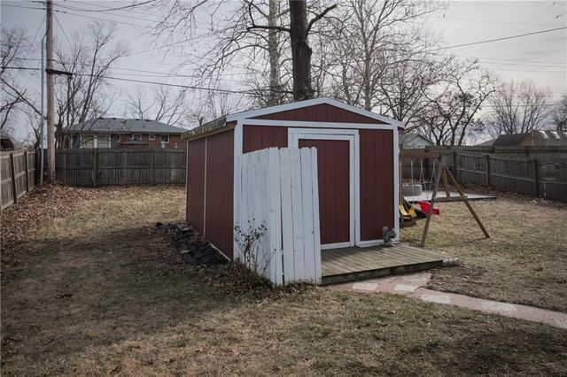 1309 S McHenry Street, Independence, MO 64057