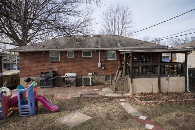 1309 S McHenry Street, Independence, MO 64057