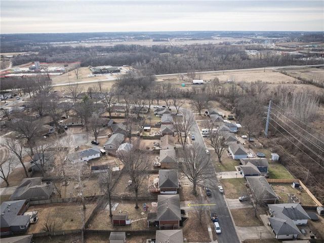 1309 S McHenry Street, Independence, MO 64057