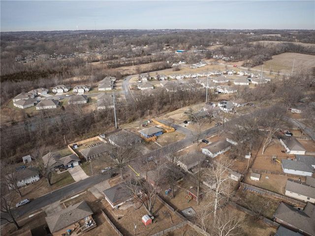 1309 S McHenry Street, Independence, MO 64057