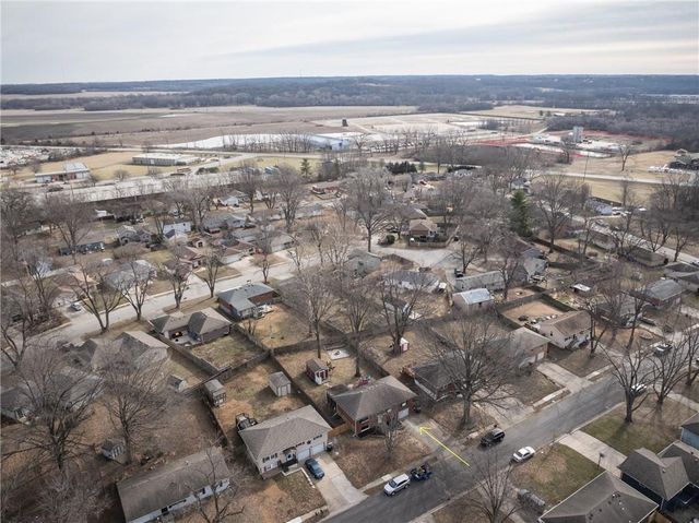 1309 S McHenry Street, Independence, MO 64057