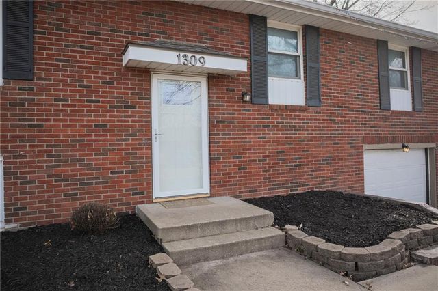 1309 S McHenry Street, Independence, MO 64057