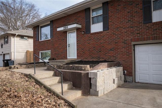 1309 S McHenry Street, Independence, MO 64057