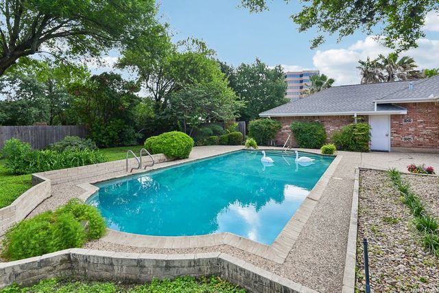 211 CHATTINGTON CT, Castle Hills, TX 78213