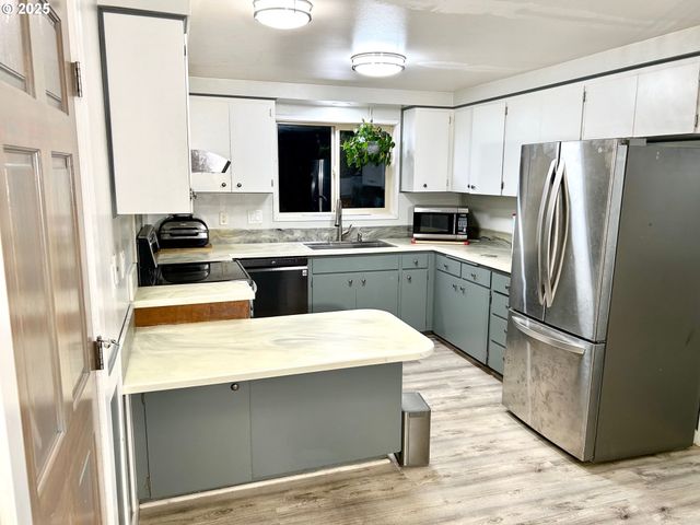 1745 T St, Springfield, OR 97477