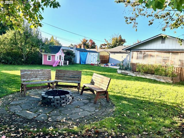 1745 T St, Springfield, OR 97477