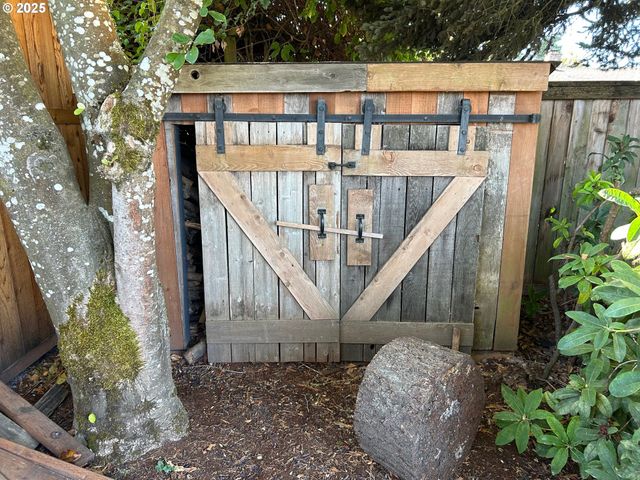 1745 T St, Springfield, OR 97477