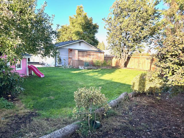 1745 T St, Springfield, OR 97477