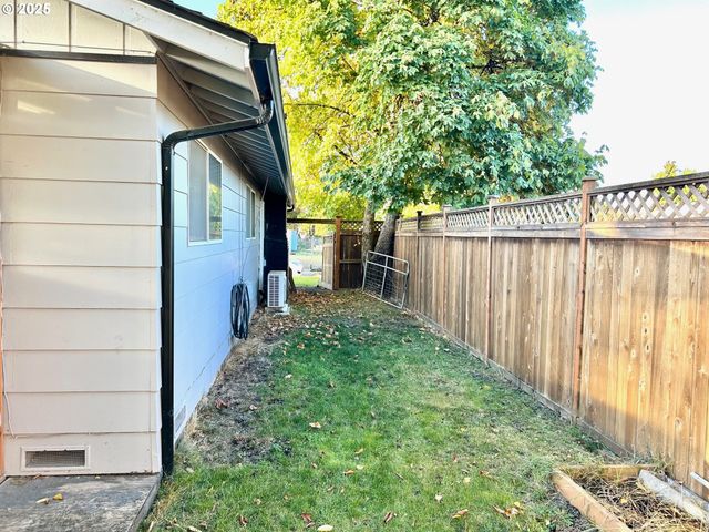 1745 T St, Springfield, OR 97477