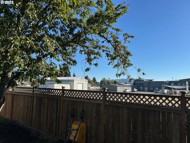 1745 T St, Springfield, OR 97477