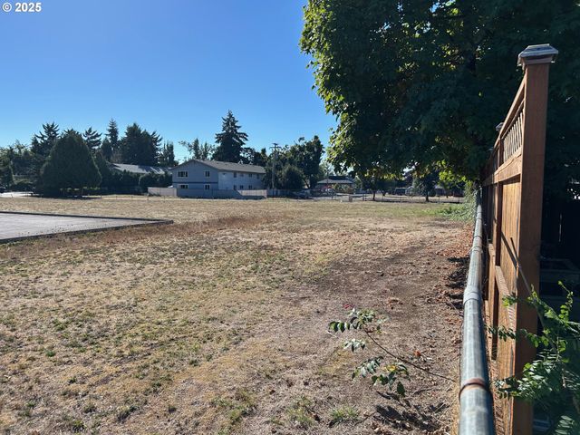 1745 T St, Springfield, OR 97477