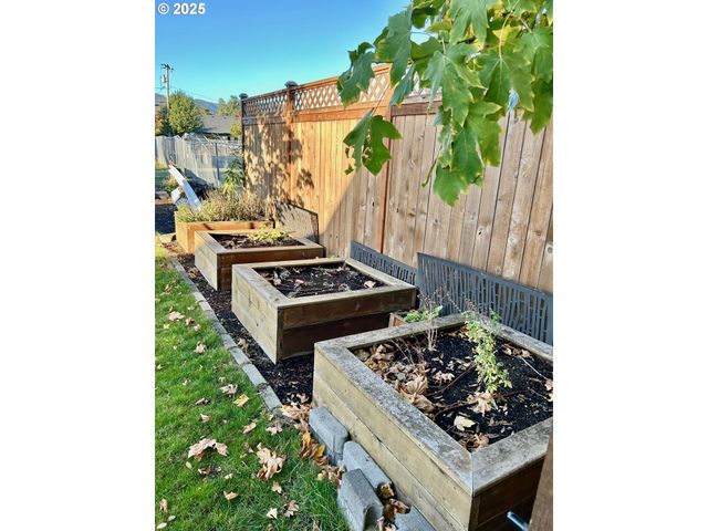 1745 T St, Springfield, OR 97477