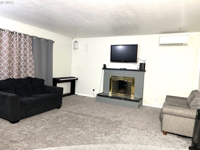 1745 T St, Springfield, OR 97477