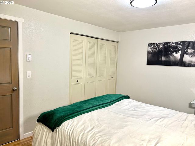 1745 T St, Springfield, OR 97477