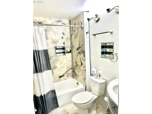 1745 T St, Springfield, OR 97477