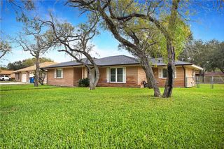 1100 Adeline St, Sinton, TX 78387