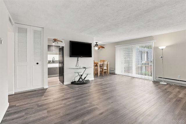 1836 Colonial Village Way, Waterford Charter Township, MI 48328