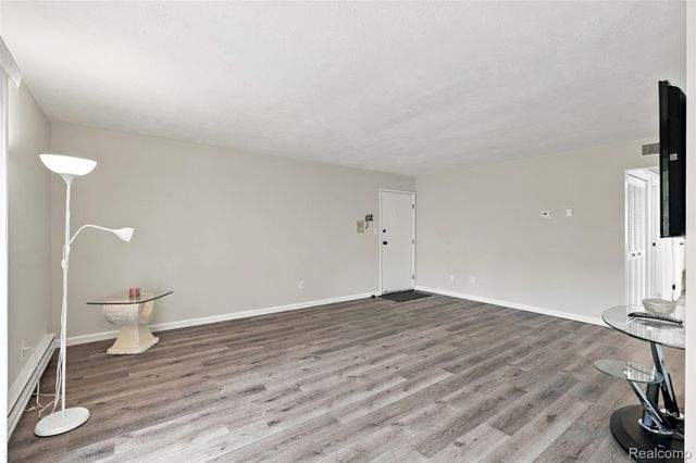 1836 Colonial Village Way, Waterford Charter Township, MI 48328