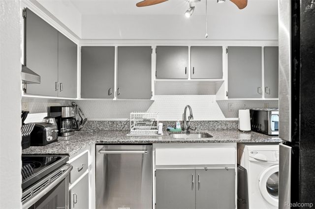 1836 Colonial Village Way, Waterford Charter Township, MI 48328
