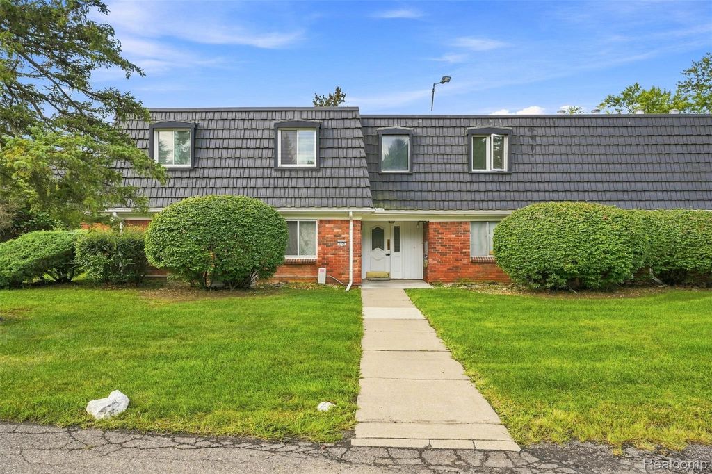 1836 Colonial Village Way, Waterford Charter Township, MI 48328