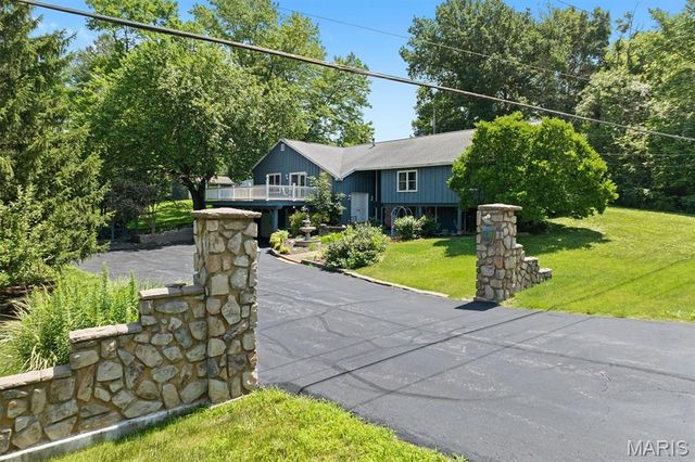 2740 Old Collinsville Road, Belleville, IL 62226